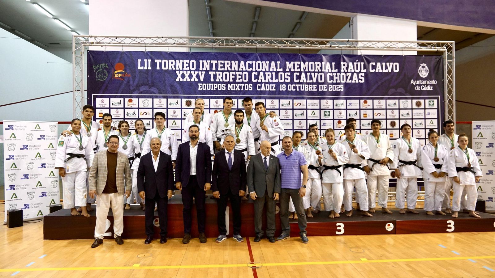 Participantes en el 52 Memorial Raúl Calvo, con el campeón del mundo de Judo Vitaly Makarov junto a Carlos Calvo