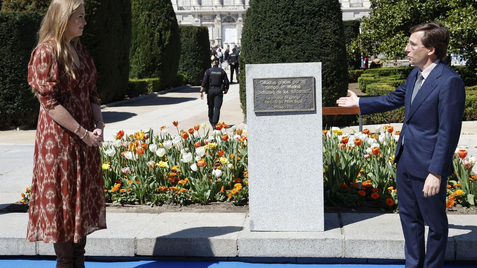 La princesa de Orange inaugura el jardín de tulipanes en la Plaza de Oriente de Madrid