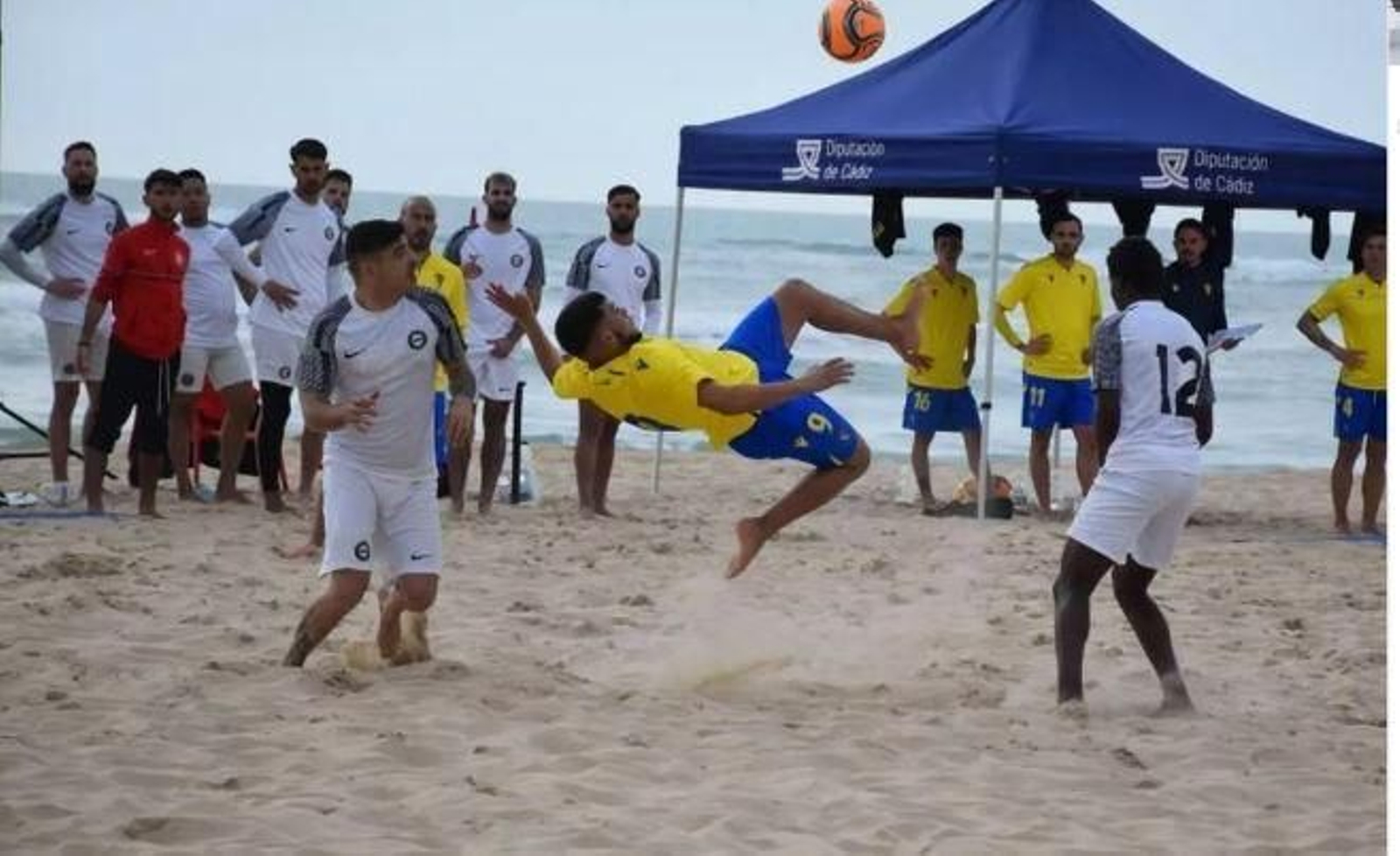 Un torneo de fútbol playa en La Victoria Un torneo de fútbol playa en La Victoria