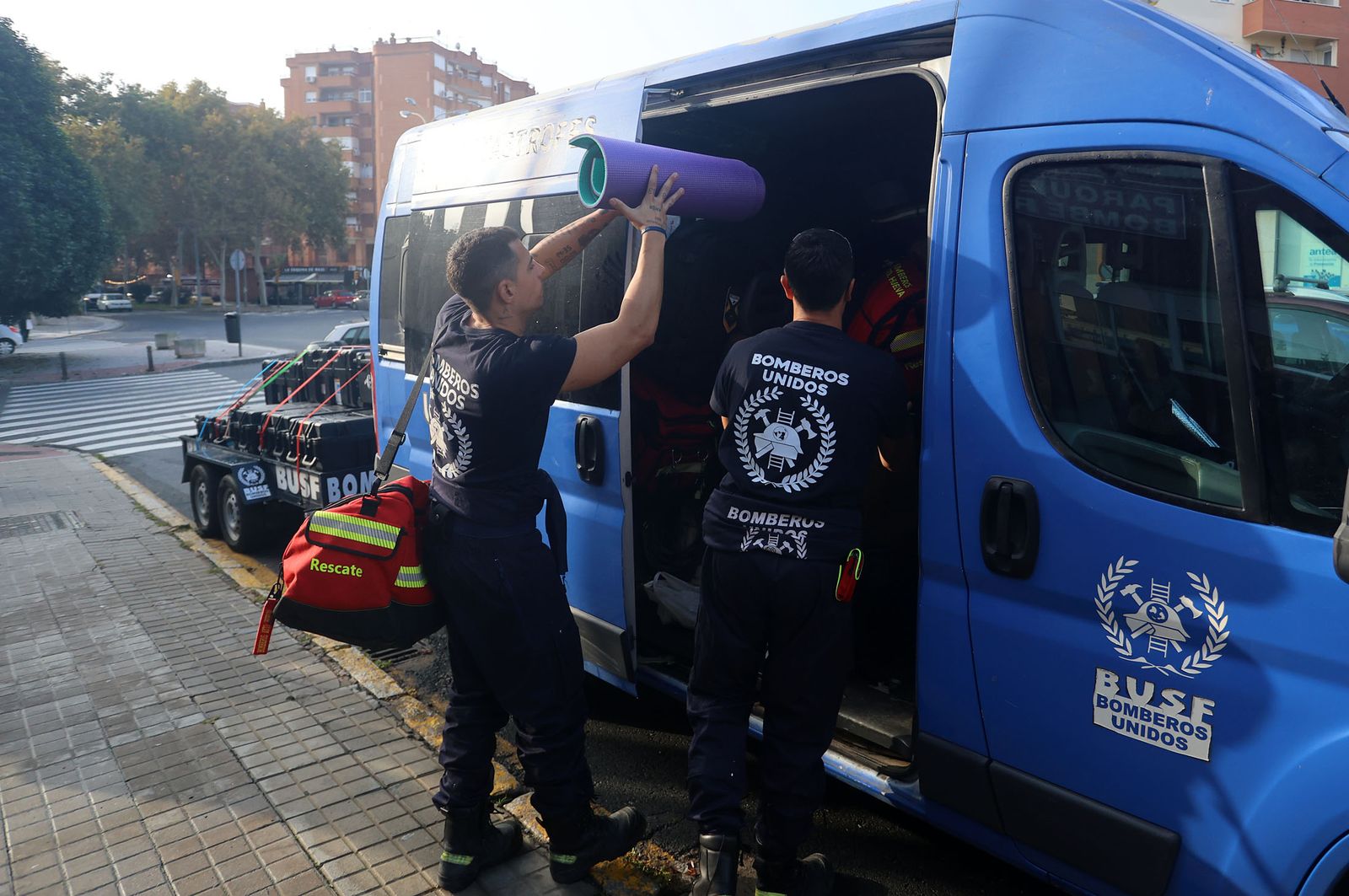 Imágenes de la partida de los bomberos de BUSF Huelva hacia Valencia