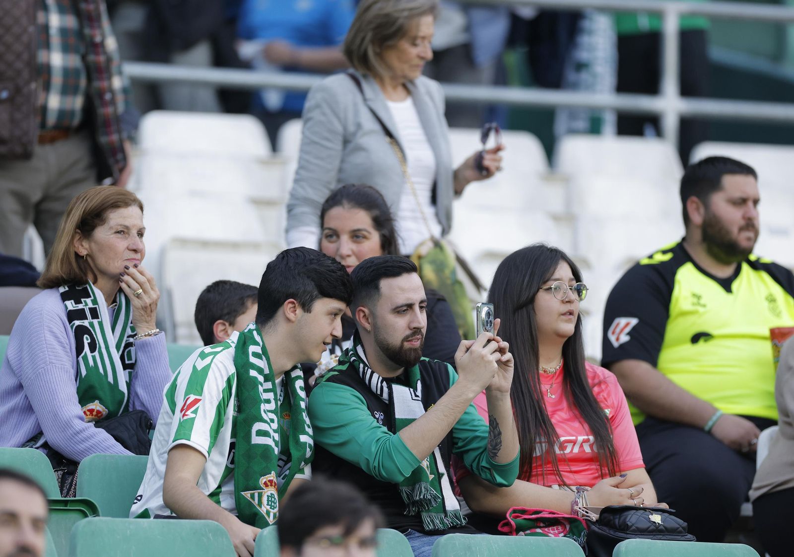 Búscate en las fotos del Betis - Gent
