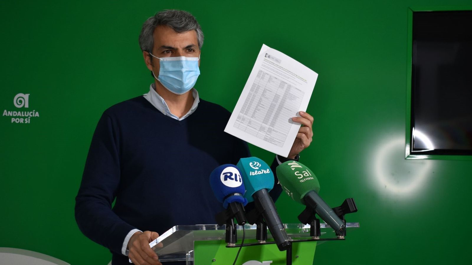 El portavoz de AxSí, Fran Romero, muestra la resolución de Hacienda en la que figura el Ayuntamiento de San Fernando.