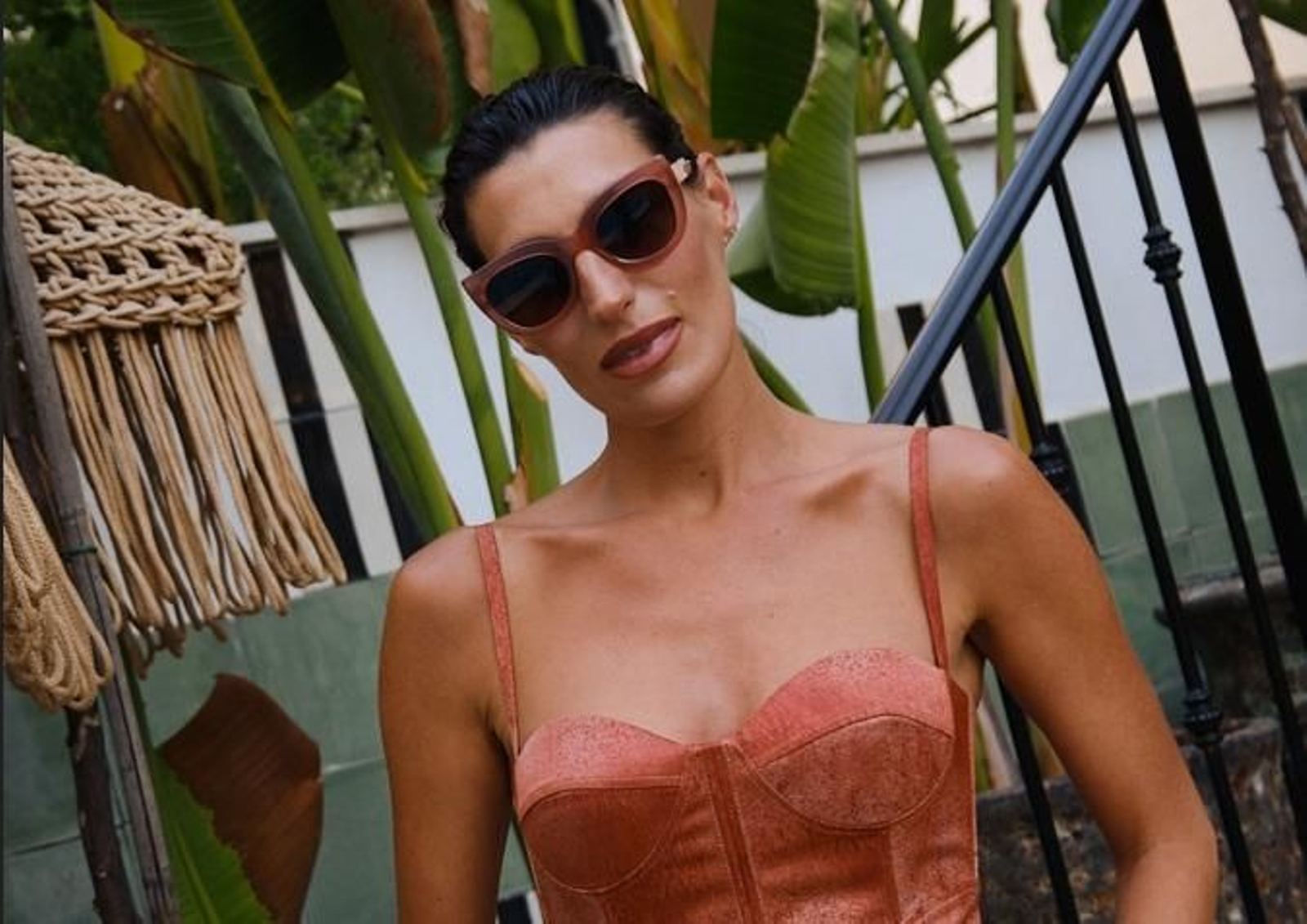 Eugenia Osborne con una de las nuevas gafas de sol de Multiópticas y Only YOU Hotels.