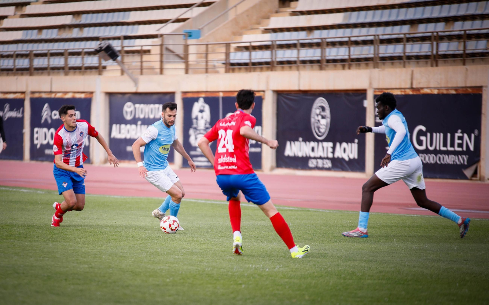 El celeste Álex Chico presionado por hasta dos jugadores del Poli Almería durante el derbi almeriense del pasado domingo.