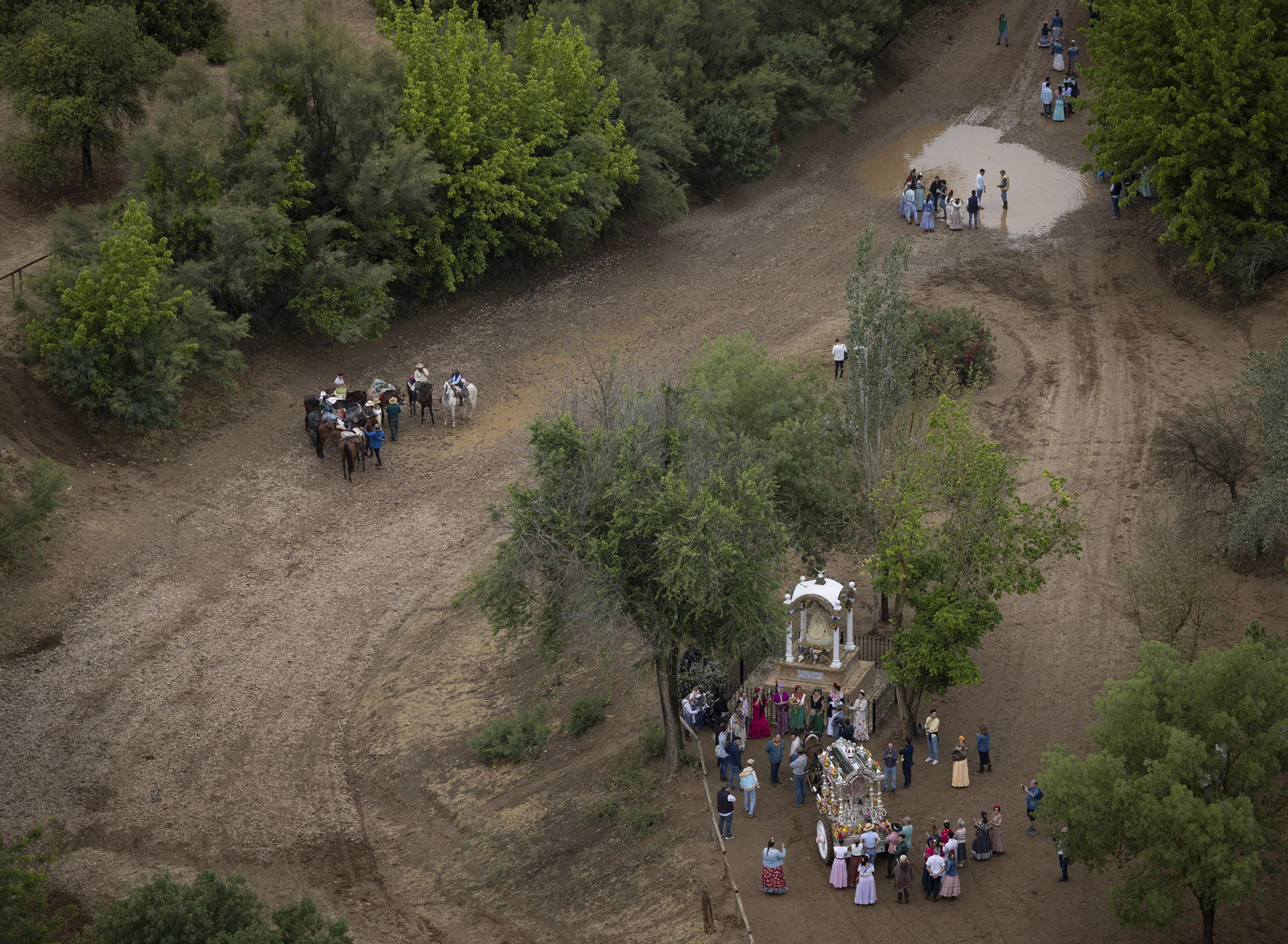 Las impresionantes fotos del camino del Rocío, desde el helicóptero de la Guardia Civil