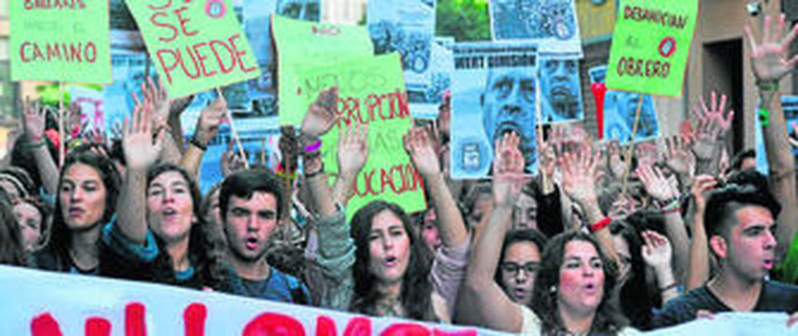 Grupo de estudiantes que participaron ayer en la concentración en la Plaza de la Encarnación.