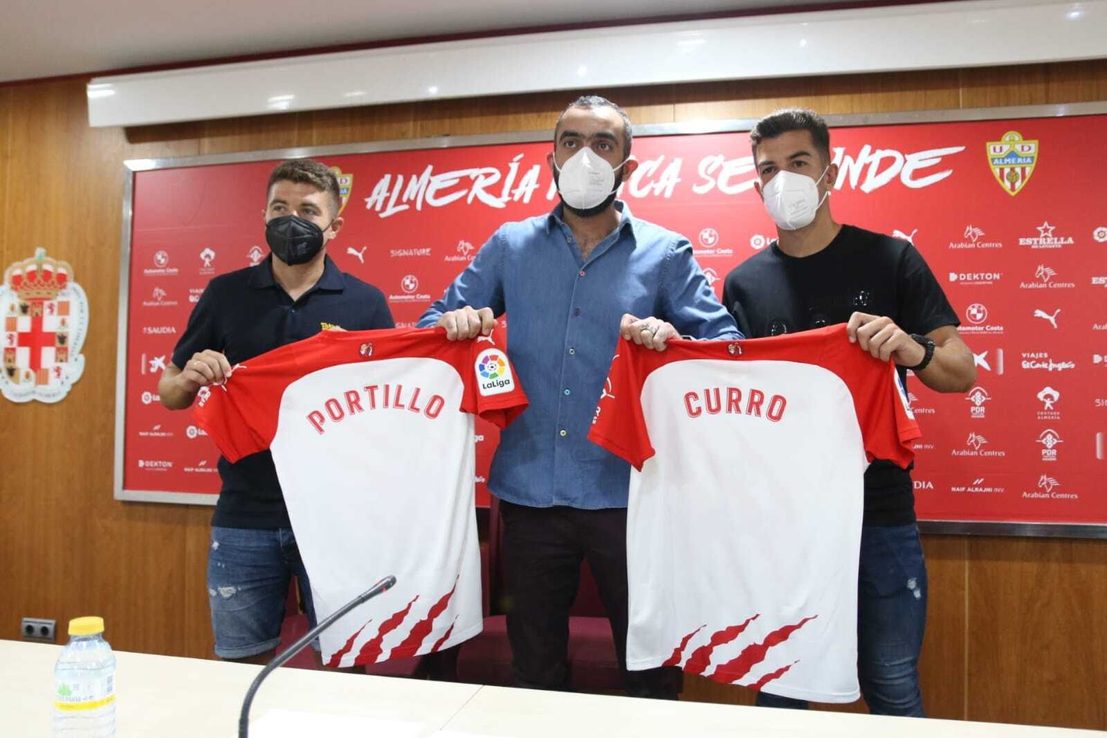 Francisco Portillo y Curro Sánchez sostienen sus camisetas junto a Mohamed El Assy, CEO rojiblanco