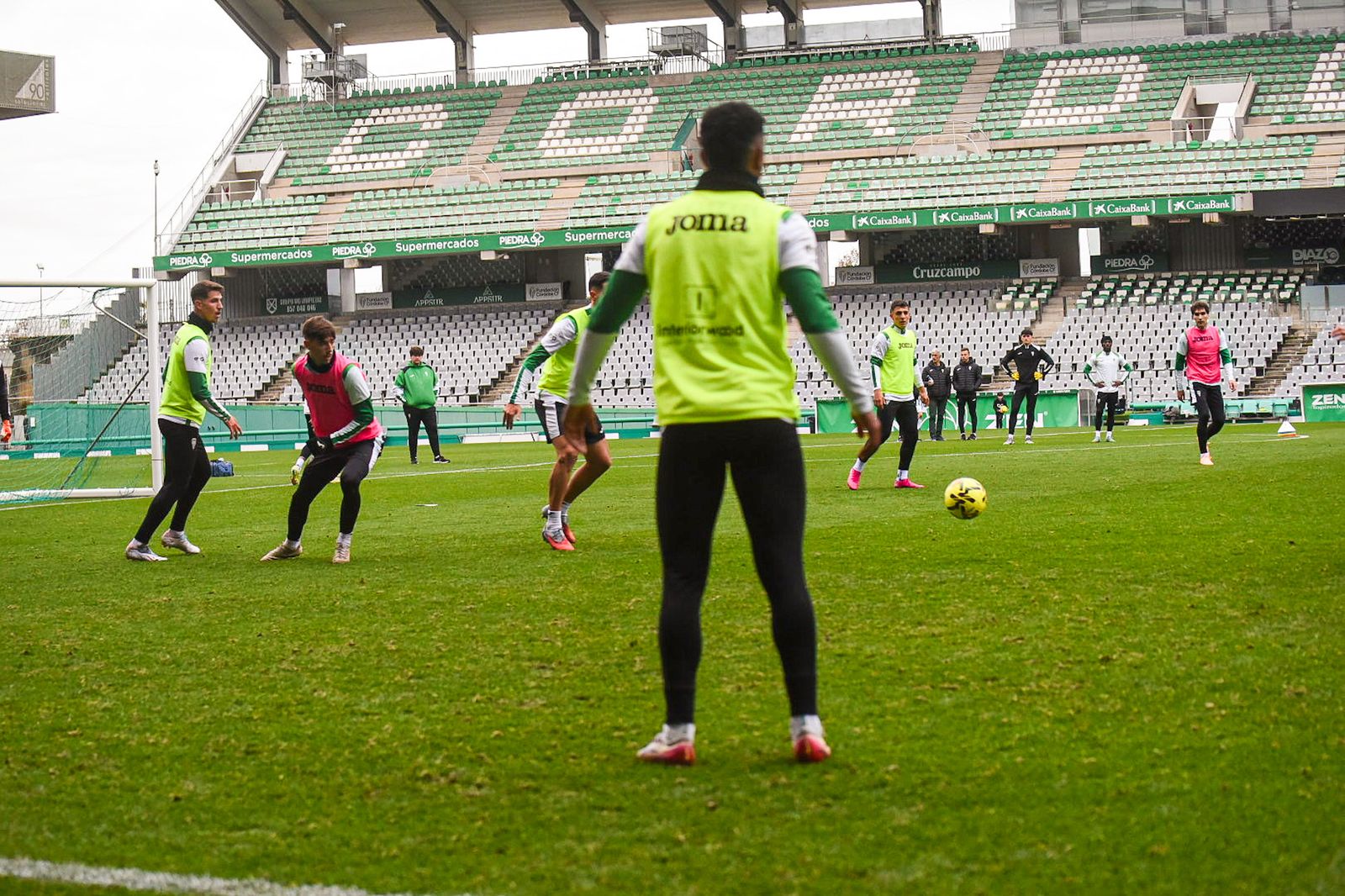 El Córdoba CF se deja querer por su afición en el Día de Año Nuevo: las fotos del entrenamiento de puertas abiertas
