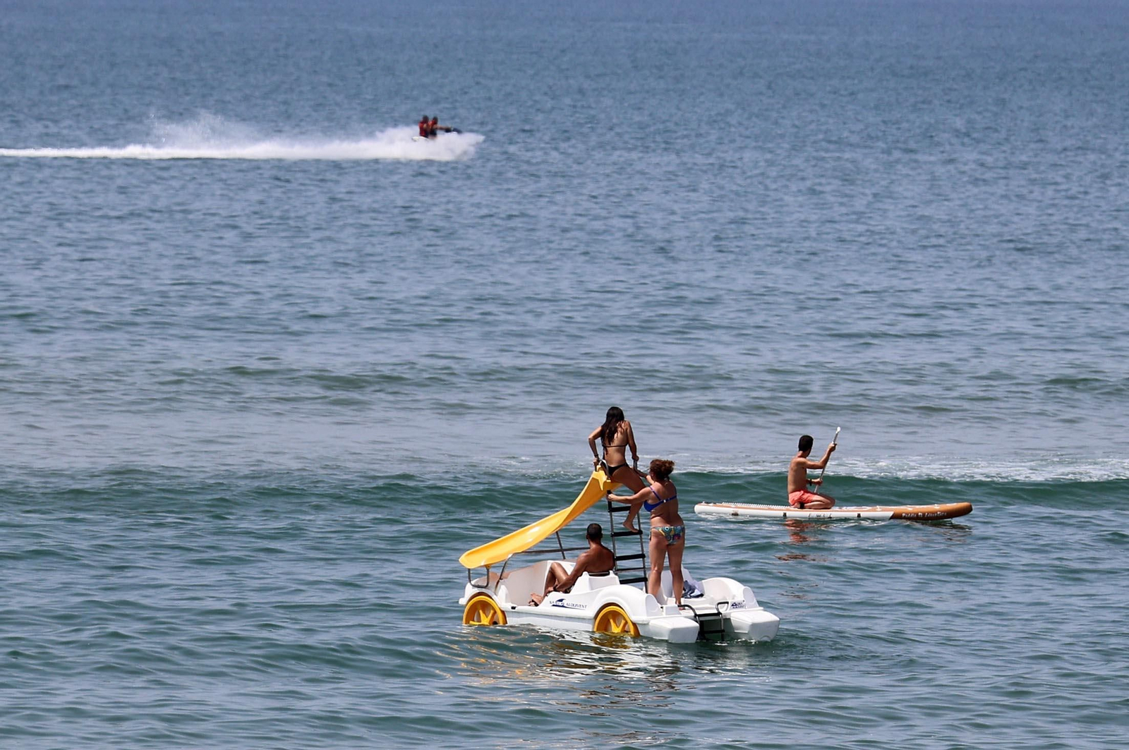 Imágenes del caluroso día en la playa de Matalascañas