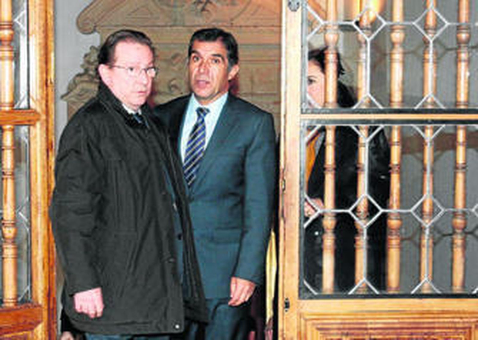 El consejero Emilio de Llera y el presidente del TSJA, Lorenzo del Río, ayer en Granada.