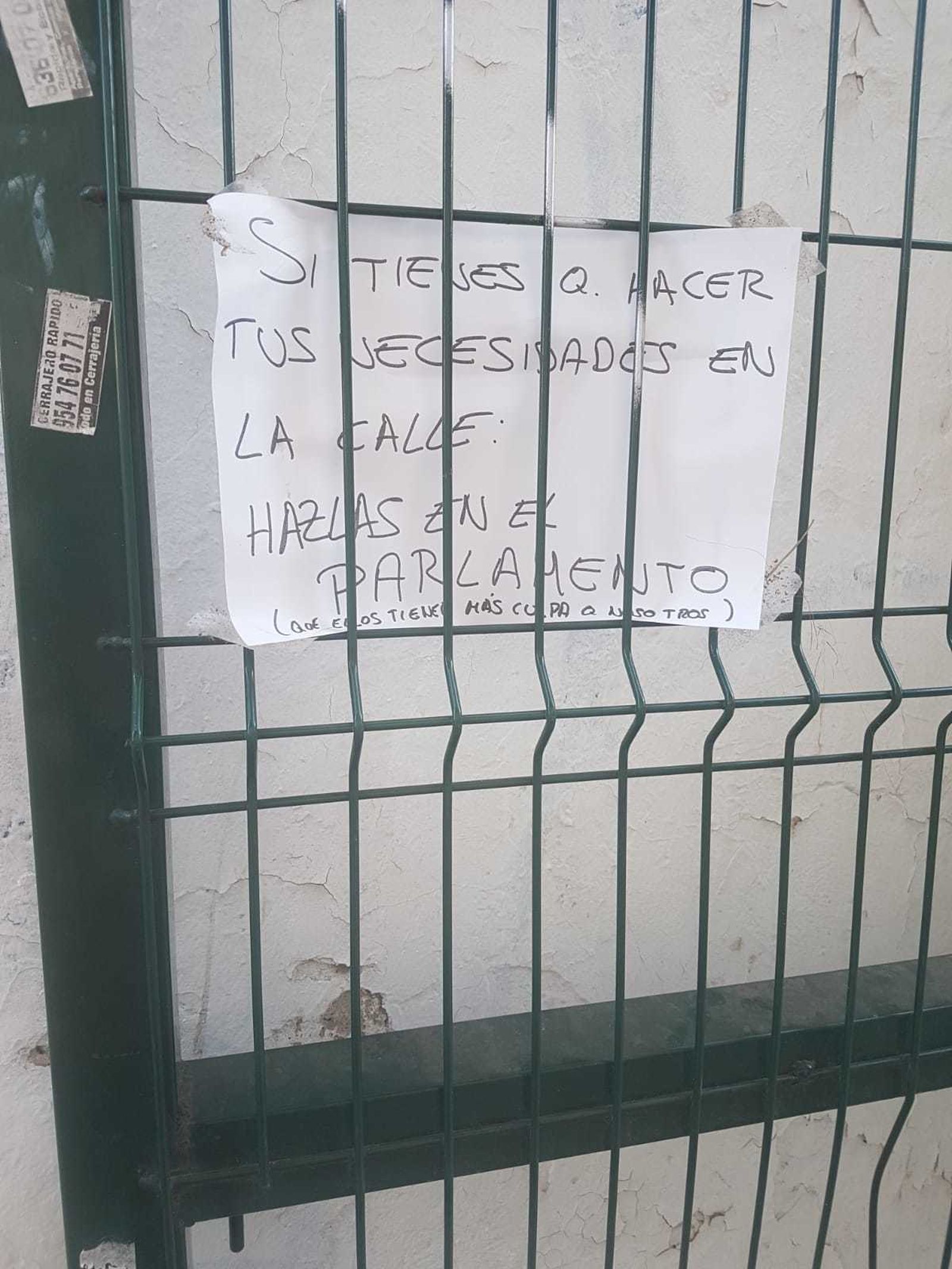 Un cartel colocado por los vecinos.
