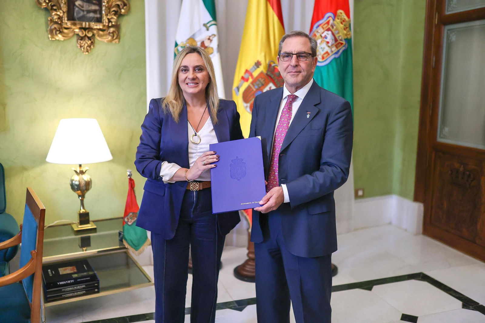 Imagen de la firma del convenio entre Marifrán Carazo y Leandro Cabrera
