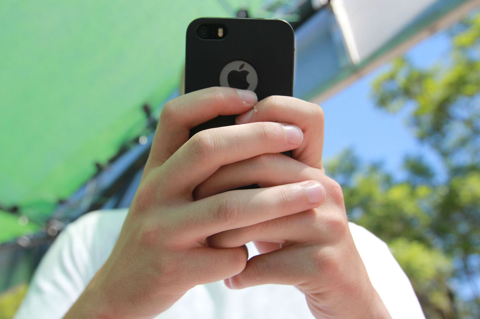 Un joven con su teléfono móvil.