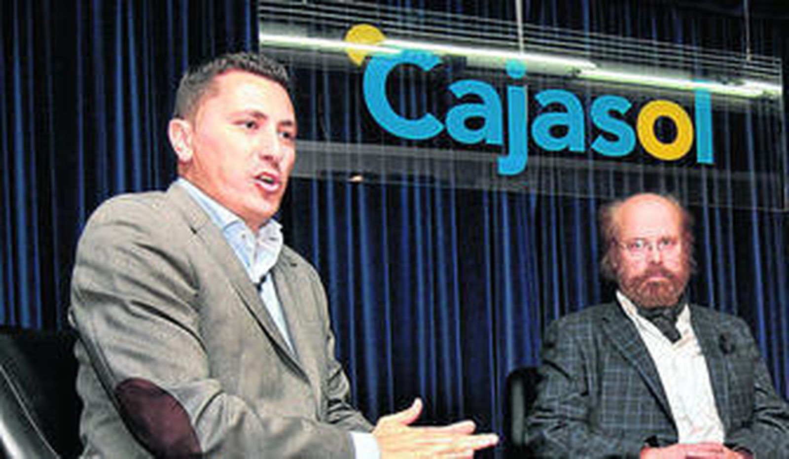 Jesús Arana escucha atentamente la presentación que de él hizo anoche el periodista onubense Manuel Jesús Montes.