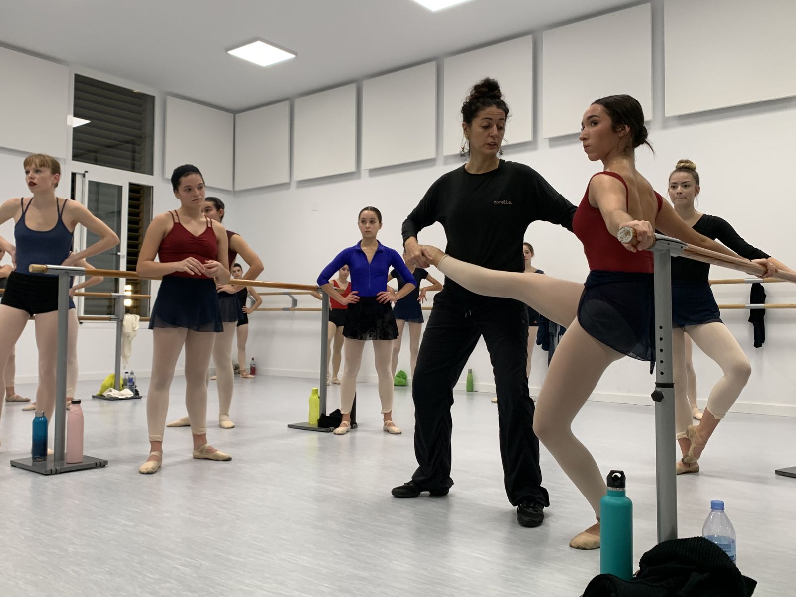 Carmen Corella con las alumnas durante las clases de danza clásica.