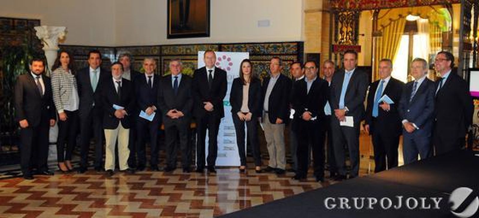 Luis Osuna, en el centro, con miembros del Consejo Rector de Covirán, del Consejo Social de Covirán en Portugal y directivos de la firma. De izquierda a derecha, Francisco López, Tania Muñoz, Joaquín Carceller, Manuel Pedro, Carlos Santos, Rafael Cortés, José María Urbano, María Aguilera, Antonio Carlos Silva, Paulo Dinis, Ricardo Dias, Juan Ramón Freiría, Ángel Aguayo, Manuel Cardoso y Rafael González. / Belén Vargas / Juan Carlos Vázquez