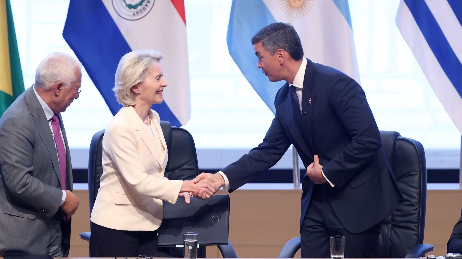 La presidenta de la Comisión Europea, Ursula von der Leyen, y el presidente de Paraguay, Santiago Peña, se saludan en la ceremonia de la firma del acuerdo de libre comercio entre la Unión Europea y los países del Mercosur en Asunción.