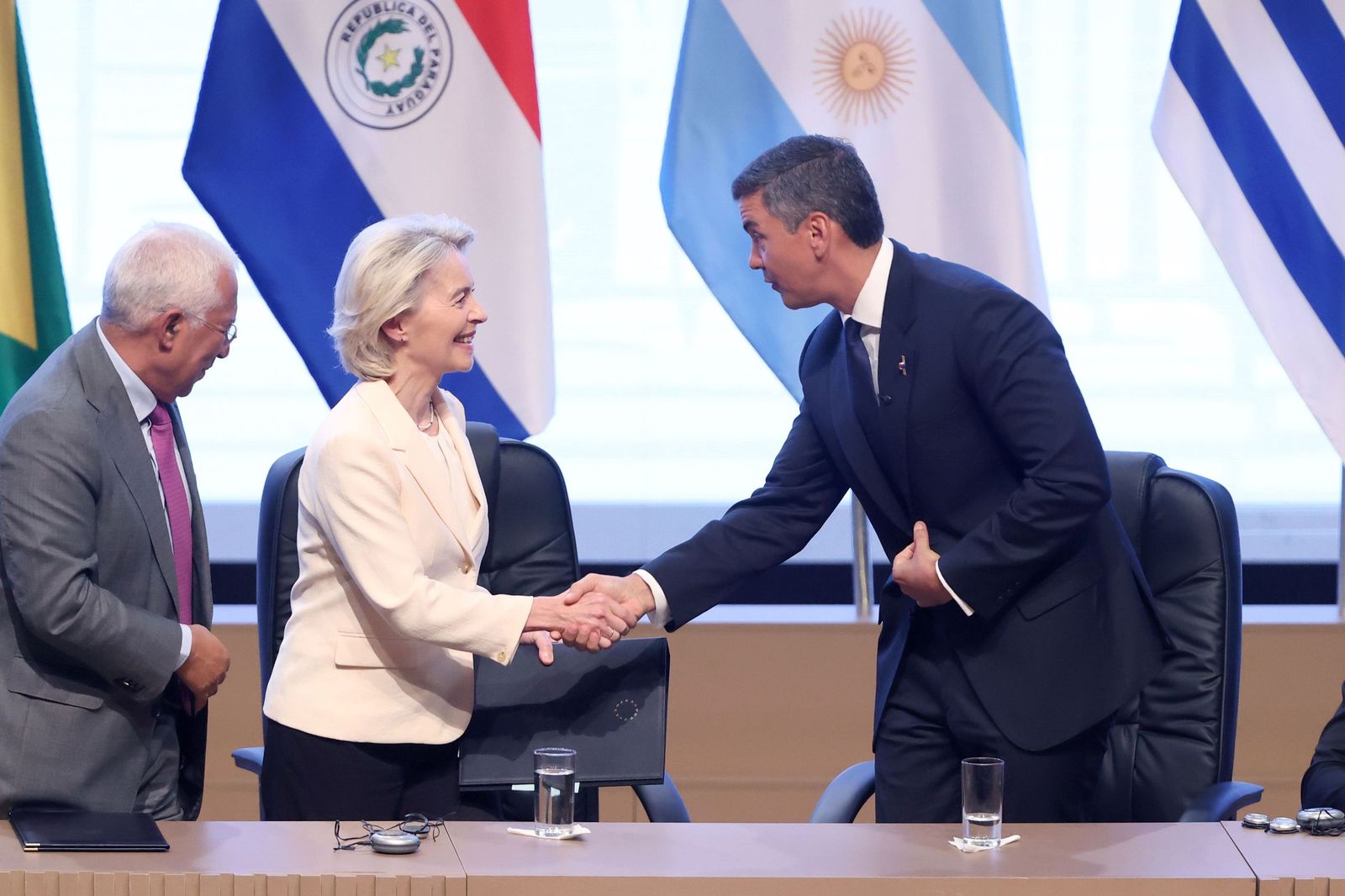 La presidenta de la Comisión Europea, Ursula von der Leyen, y el presidente de Paraguay, Santiago Peña, se saludan en la ceremonia de la firma del acuerdo de libre comercio entre la Unión Europea y los países del Mercosur en Asunción.