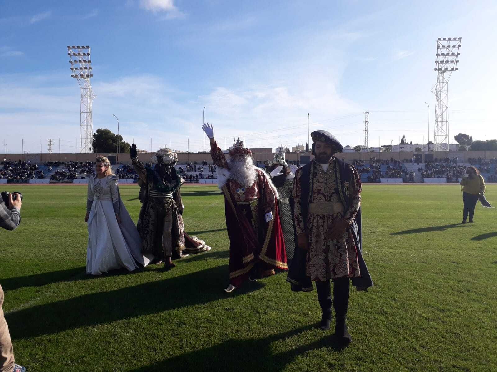Los Reyes Magos llegan en helicóptero a San Fernando.