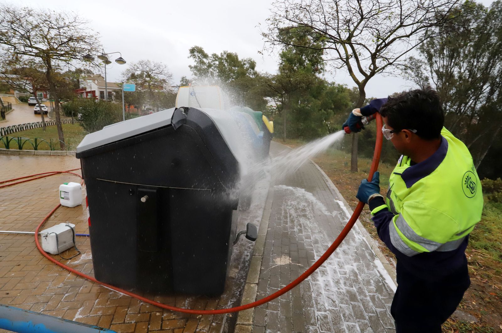Imágenes del servicio especial de limpieza del Ayuntamiento de Huelva
