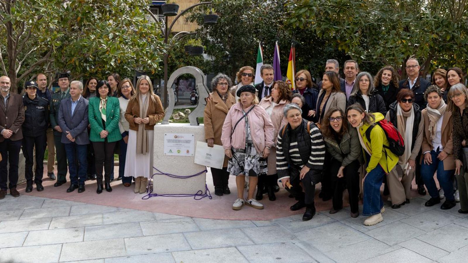 Jaén rinde homenaje a la salud mental con una escultura en la Plaza de la Libertad