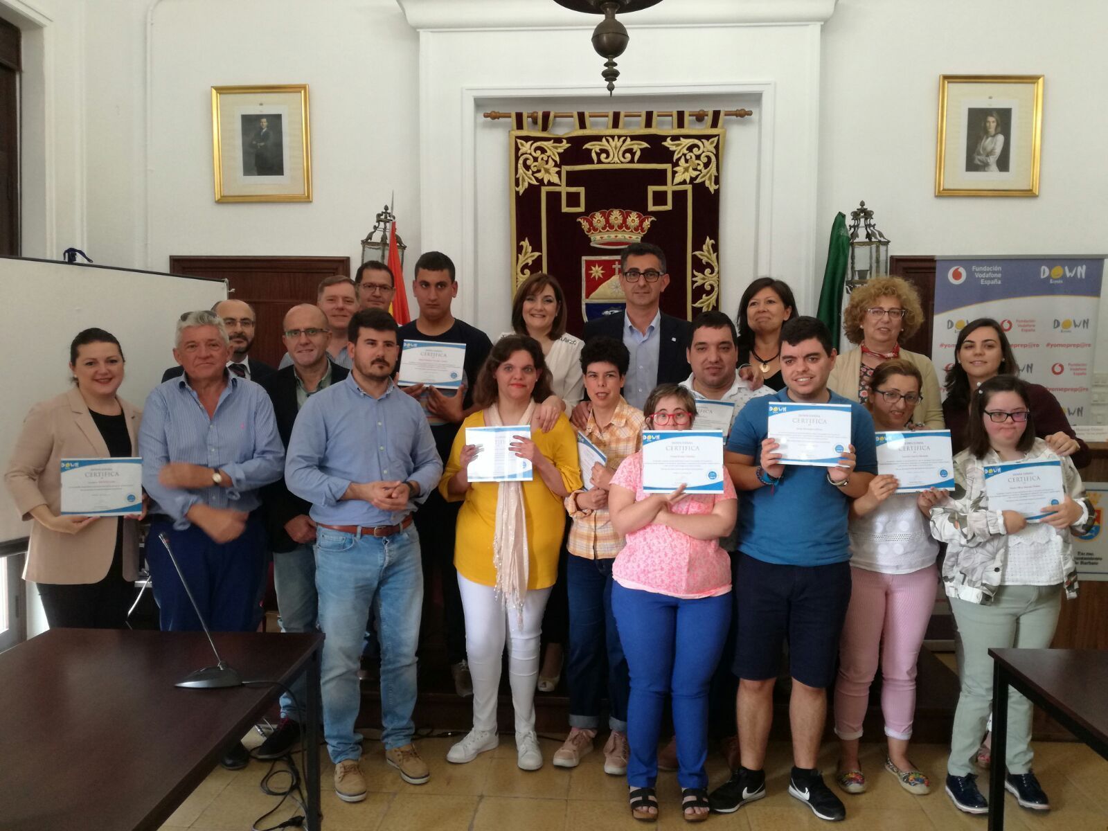El alcalde de Barbate, Miguel Molina, junto al equipo de alumnos reconocidos por la Fundación Vodafone España.