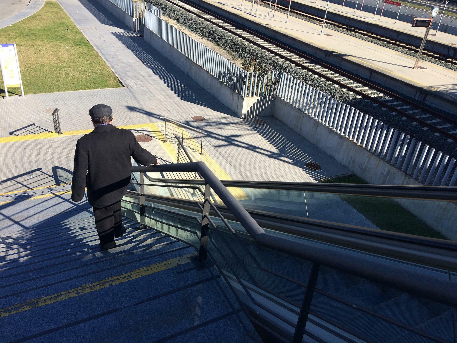 Escaleras de acceso a la estación de Bahía Sur, que Renfe proyecta mejorar.