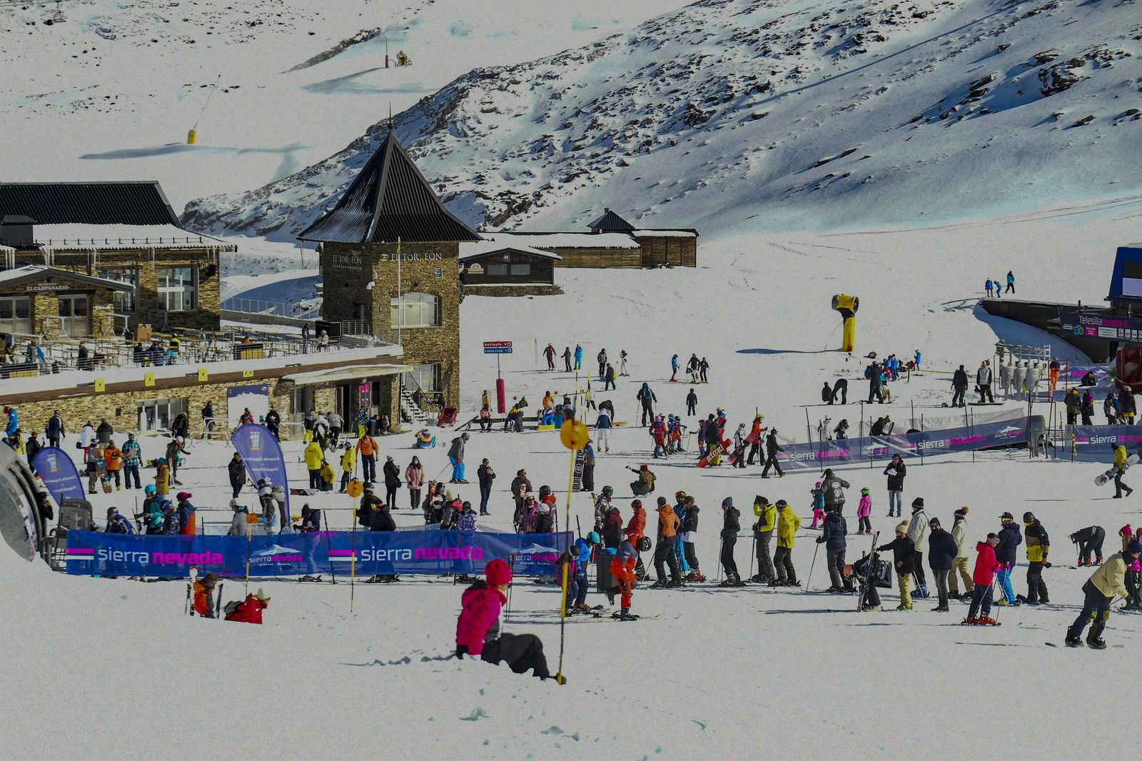 Esquiadores y visitantes, en la estación de esquí de Sierra Nevada.