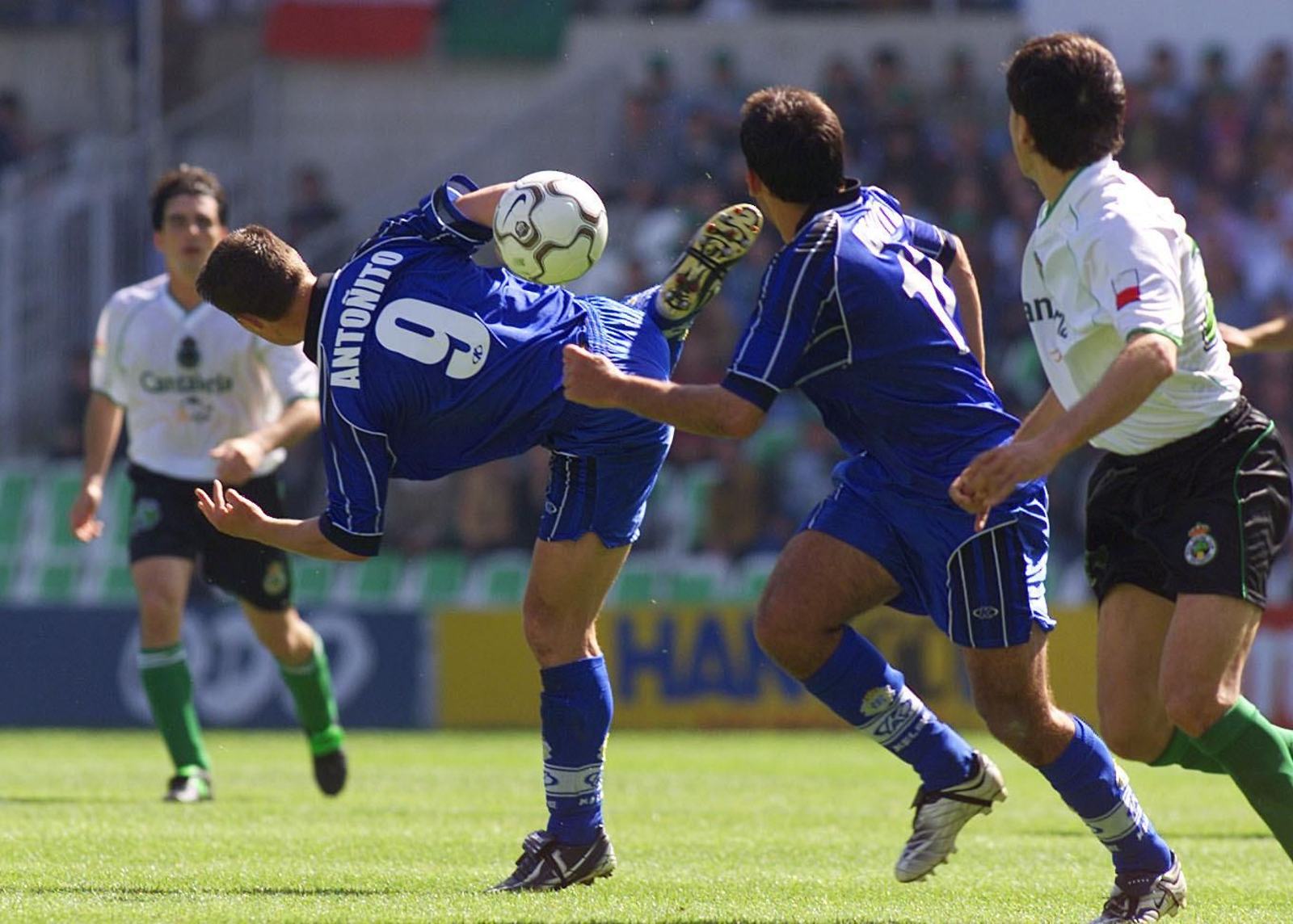 Antoñito cede de tacón en el Racing-Recre del Domingo de Ramos de 2002.