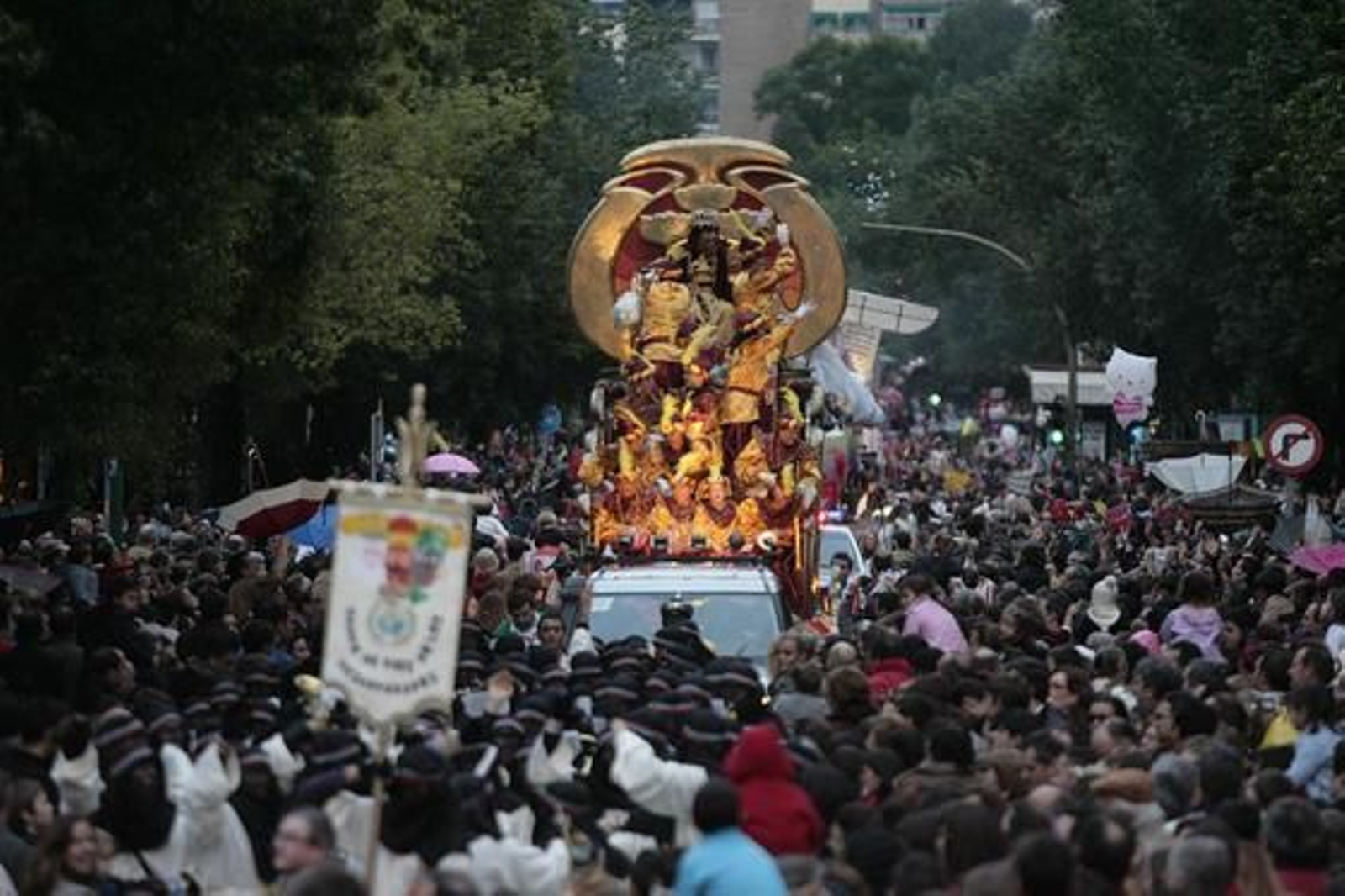 Miles de personas han salido a la calle para disfrutar de la tradicional Cabalgata de Reyes Magos del Ateneo.

Foto: Juan Carlos Muñoz