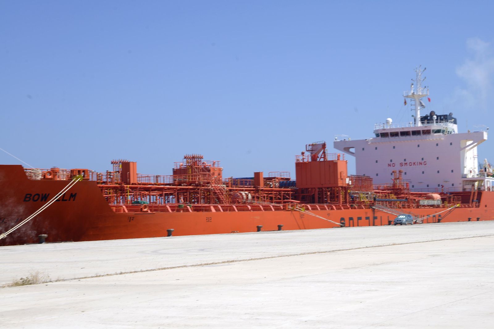 El petrolero 'Bow Elm', atracado en Isla Verde Exterior.