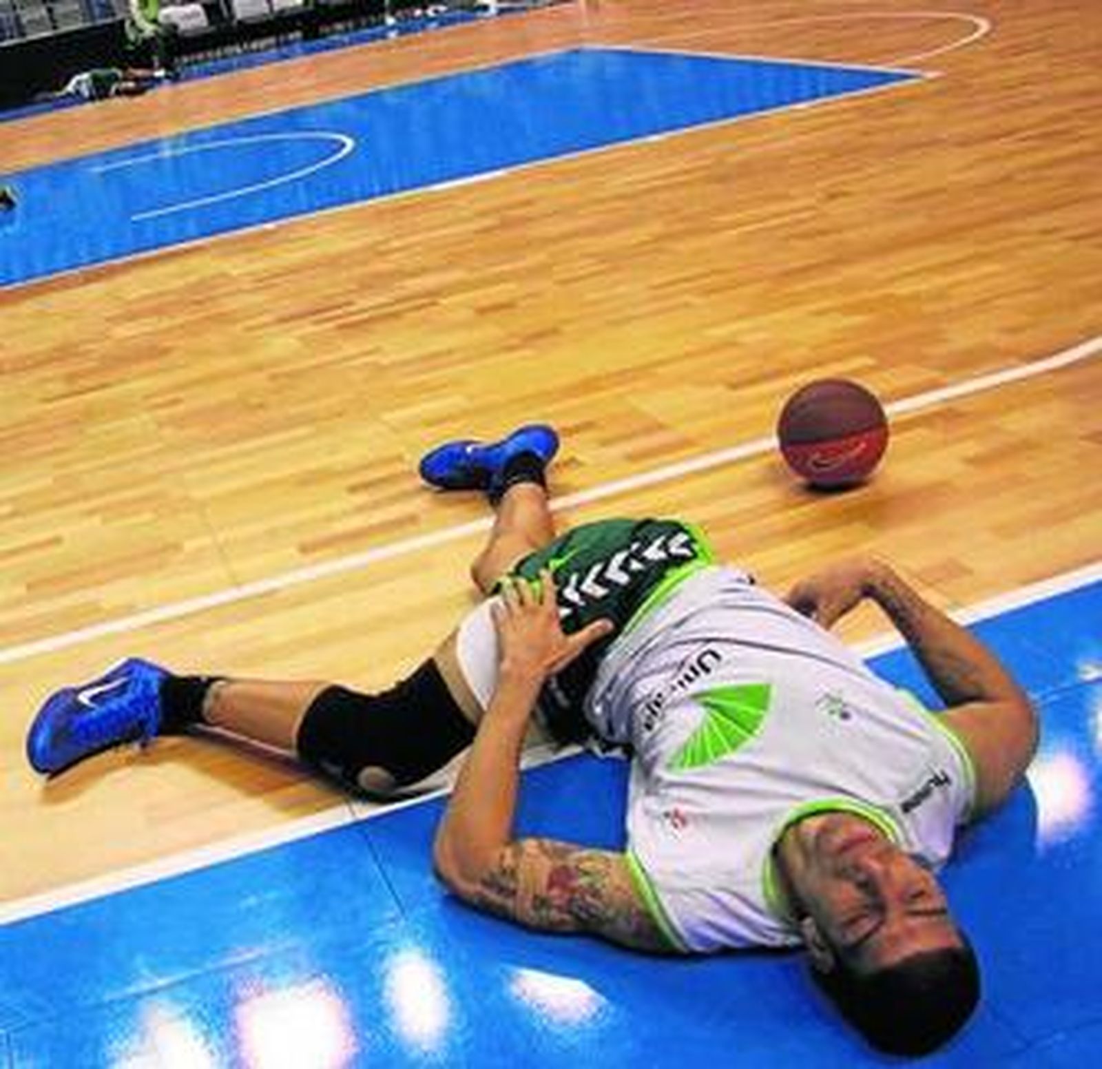 'Piwi' García realiza estiramientos.