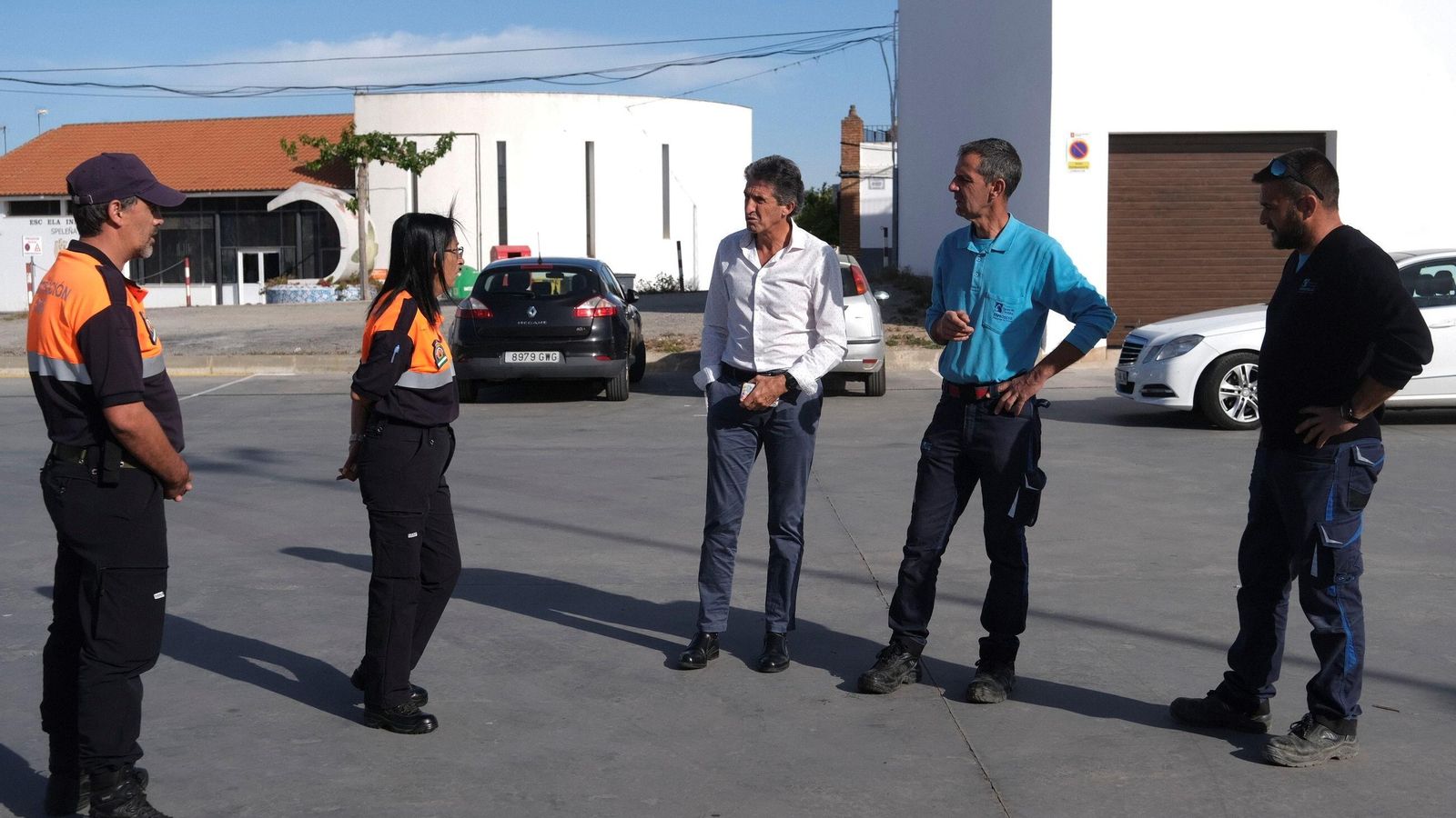 El alcalde de Espiel, en el centro, conversa con miembros de Protección Civil.