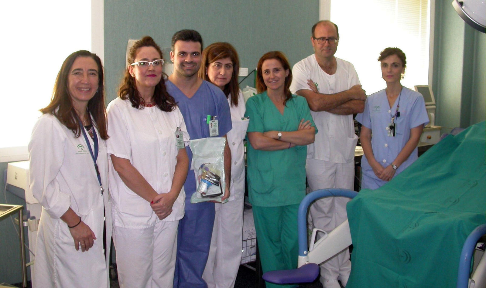 La doctora Rosa Ostos y la supervisora de Paritorios Teresa Salas, acompañadas de profesionales que intervienen en el parto.