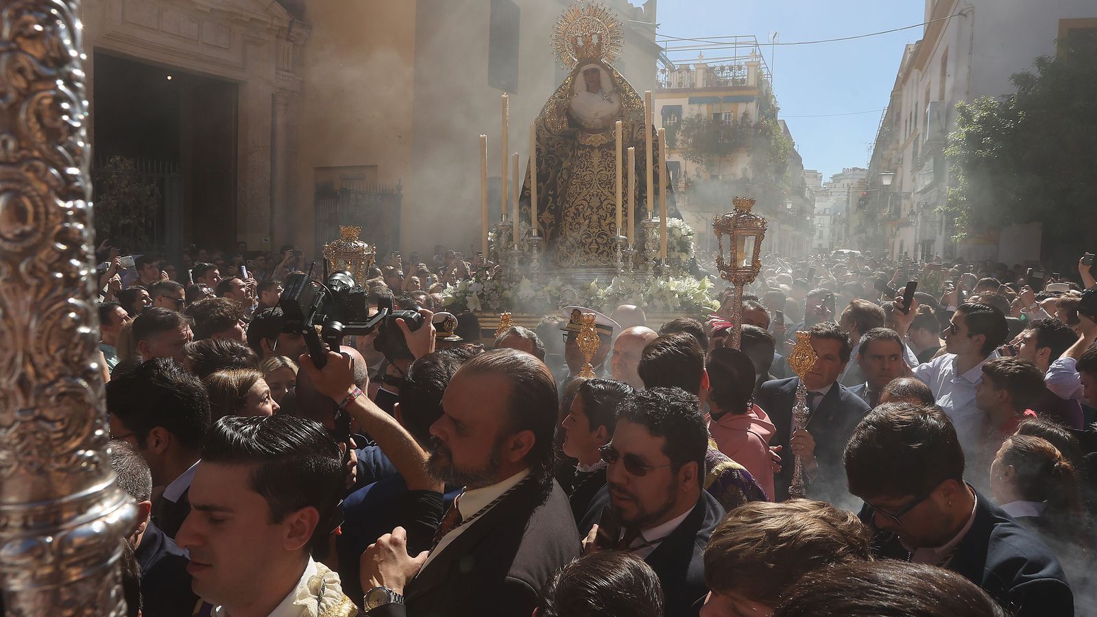 Devotos en masa delante de las andas de la Esperanza de Triana.