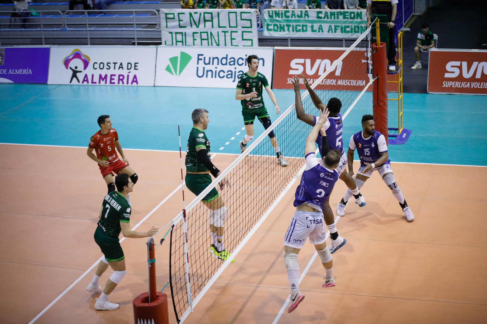 Imágenes del Unicaja Almería frente al conjunto valenciano de voleibol