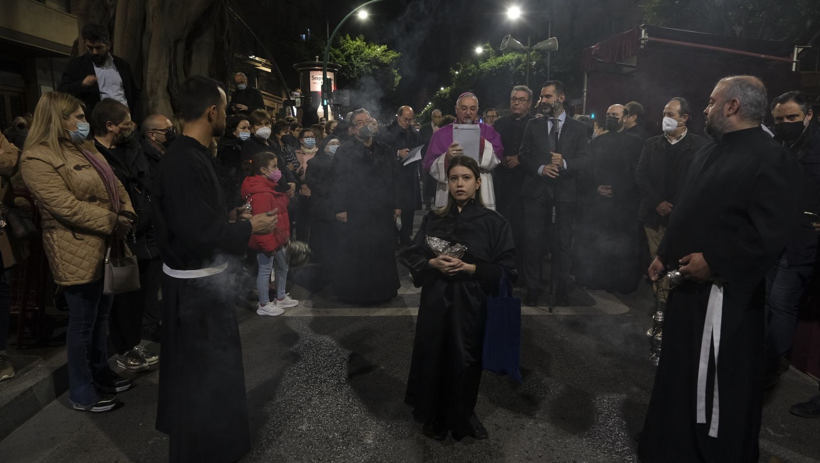 Procesión del Vía Crucis del Santo Cristo de la Escucha en Almería, en imágenes.