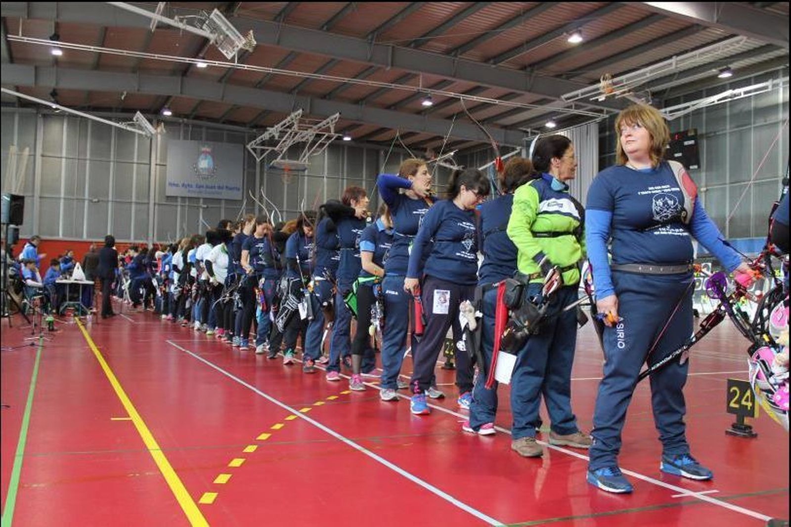 Arqueras en la línea de tiro durante la competición en San Juan del Puerto.
