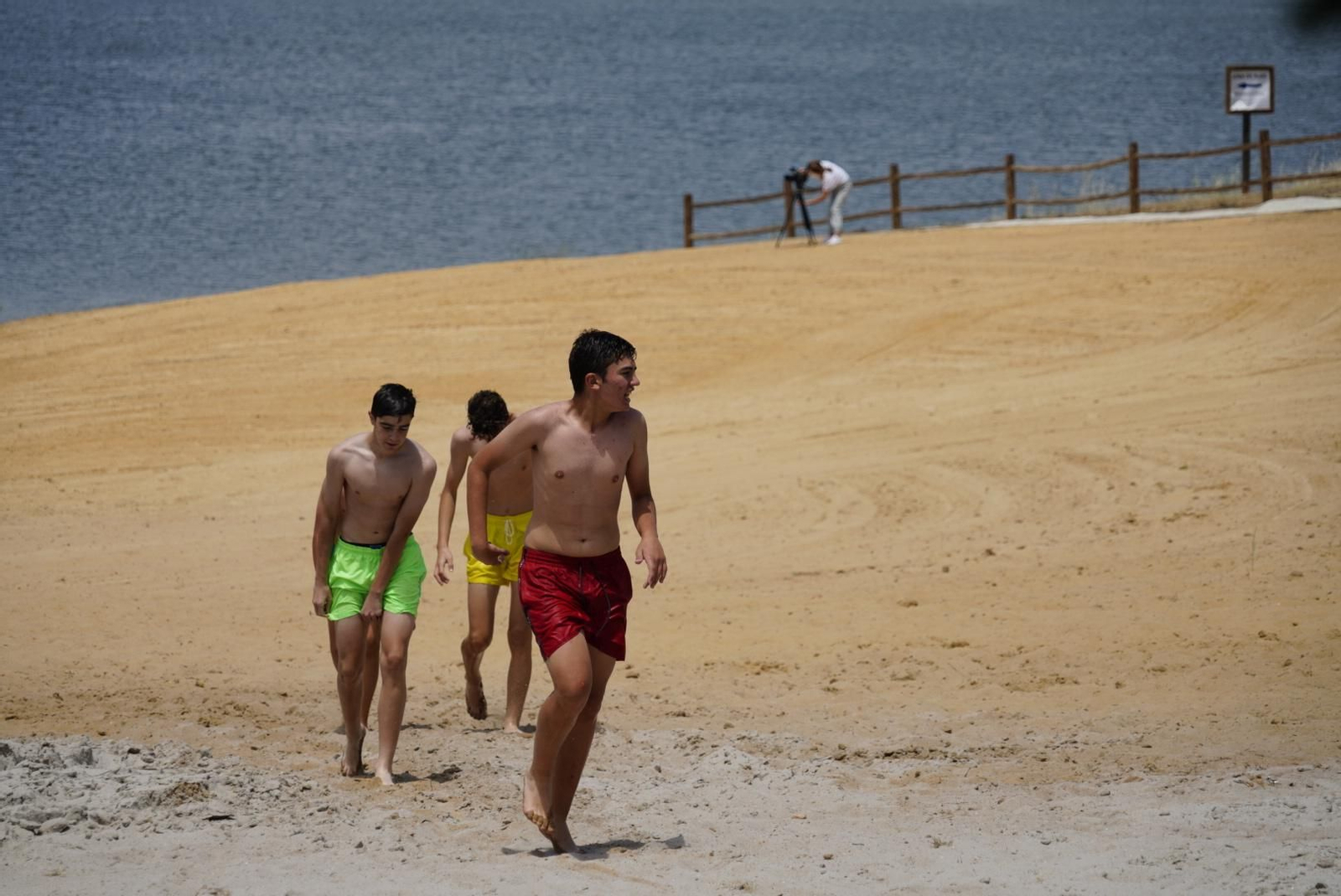 El inicio de la temporada de baño en la playa de La Colada, en fotografías