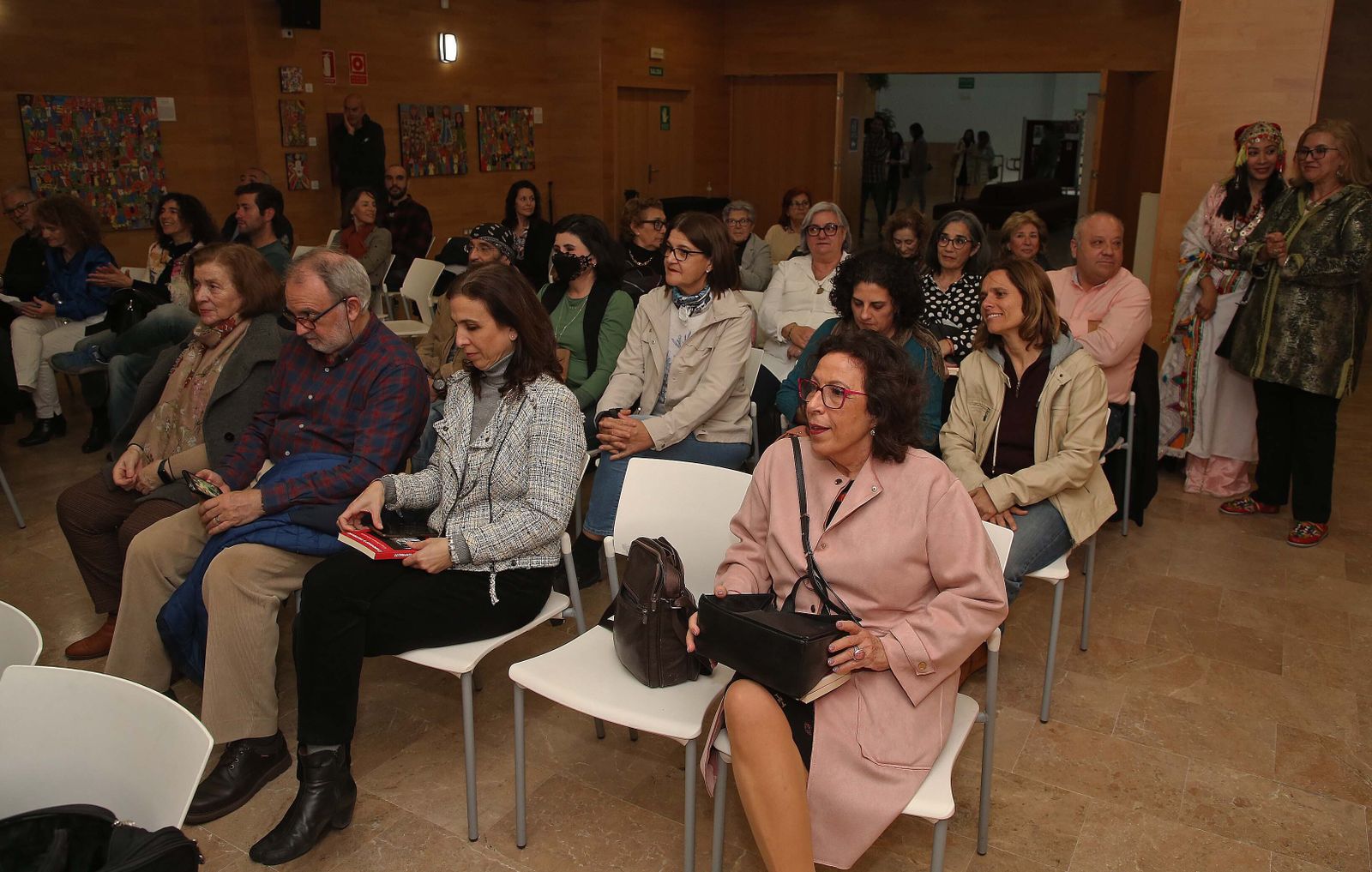 Fotos de la presentación del libro  'Emociones a Contraluz' del grupo literario Infusiónate en Algeciras