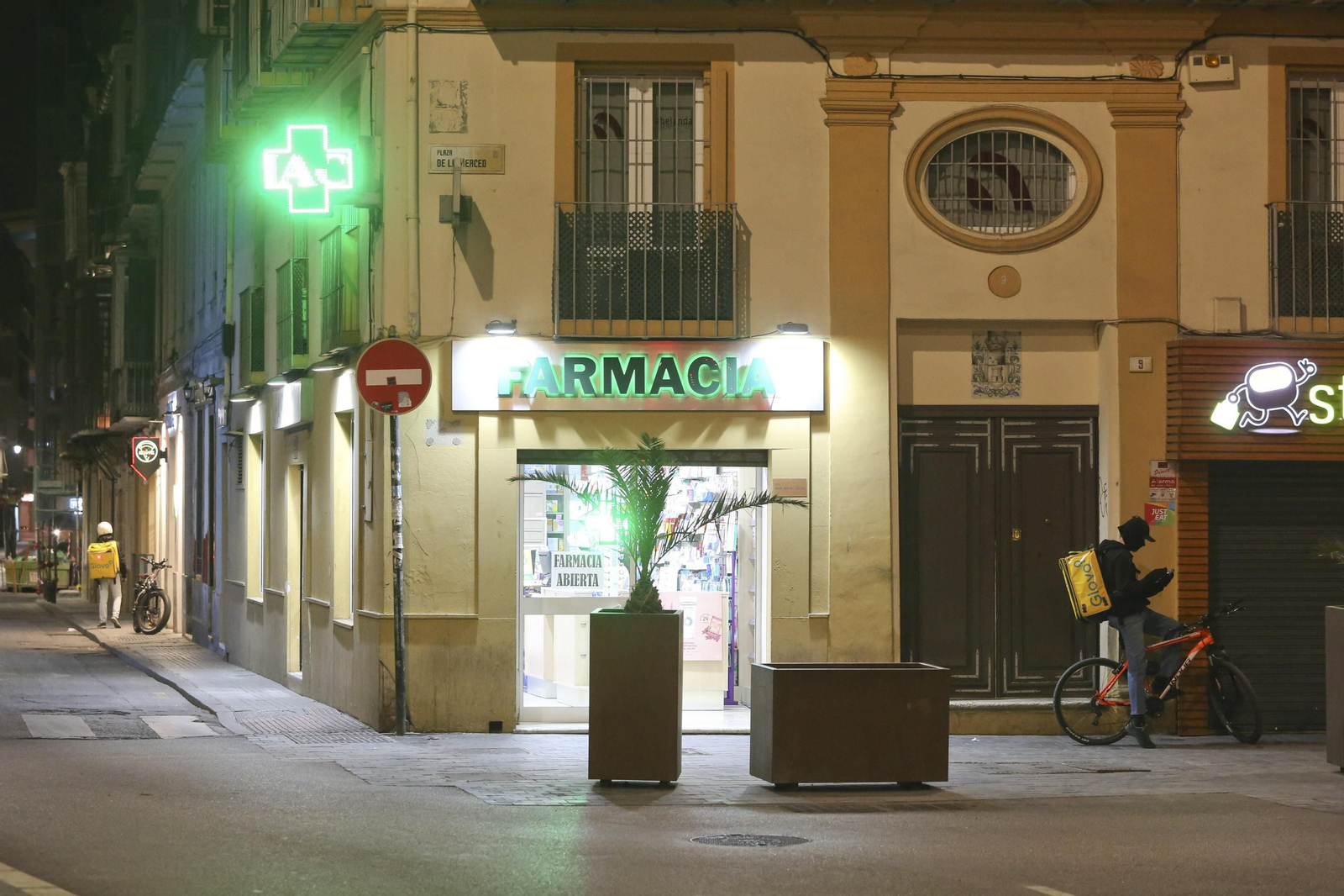 El coronavirus dibuja una noche desierta en el centro de Málaga, en fotos
