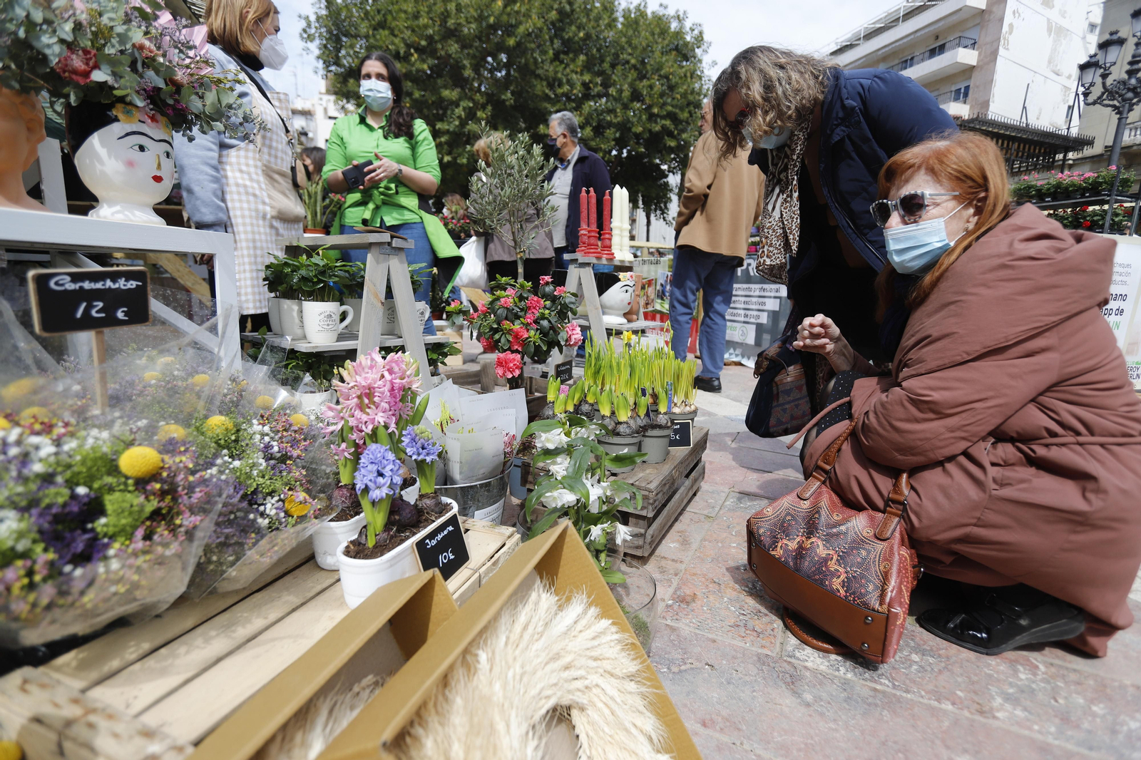 Imágenes del 'V Mercado de Flores y Plantas de Huelva' en la Plaza de Las Monjas