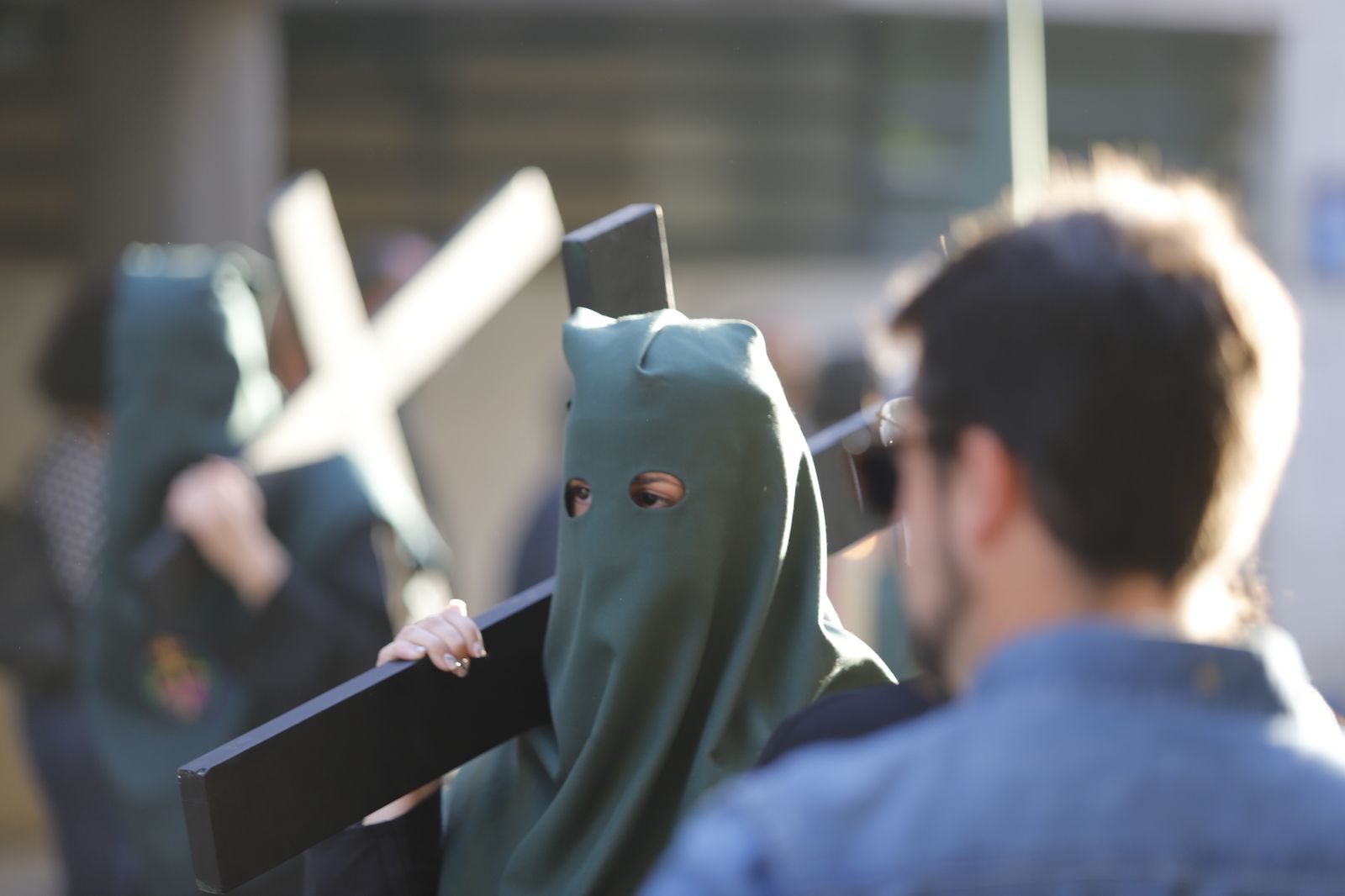 La Hermandad de la Soledad recorre las calles de Huelva en el Viernes Santo