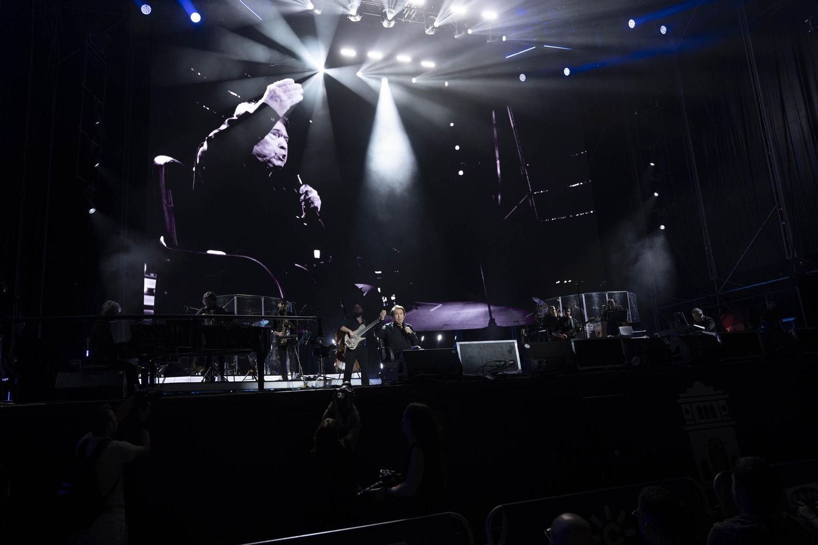 Las mejores imágenes del concierto de Raphael en la plaza de toros de Almería