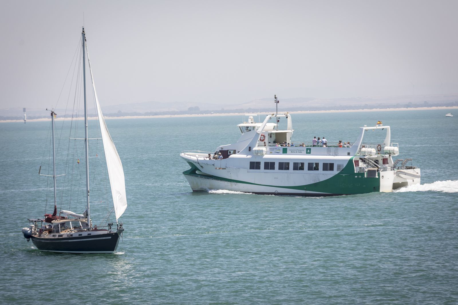 Un catamarán en su recorrido por la Bahía.