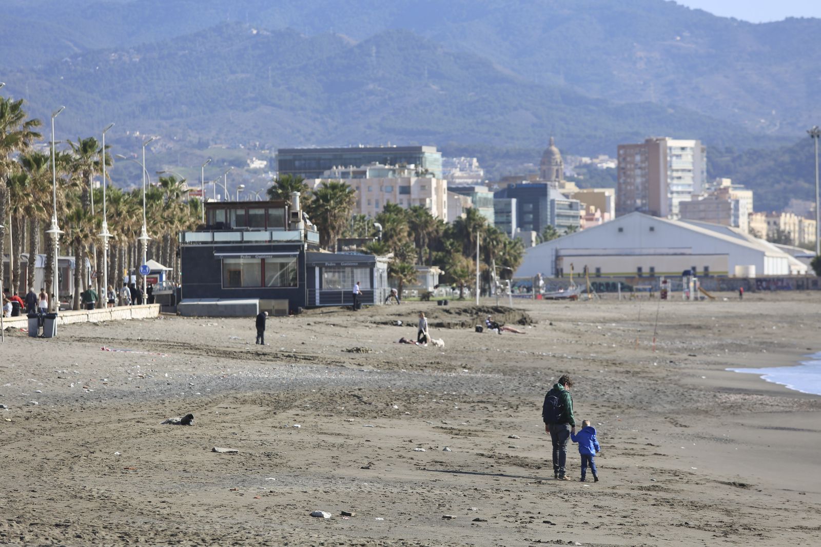 Fotos de los arreglos en las playas de Málaga, que no impiden a los malagueños disfrutar del buen tiempo