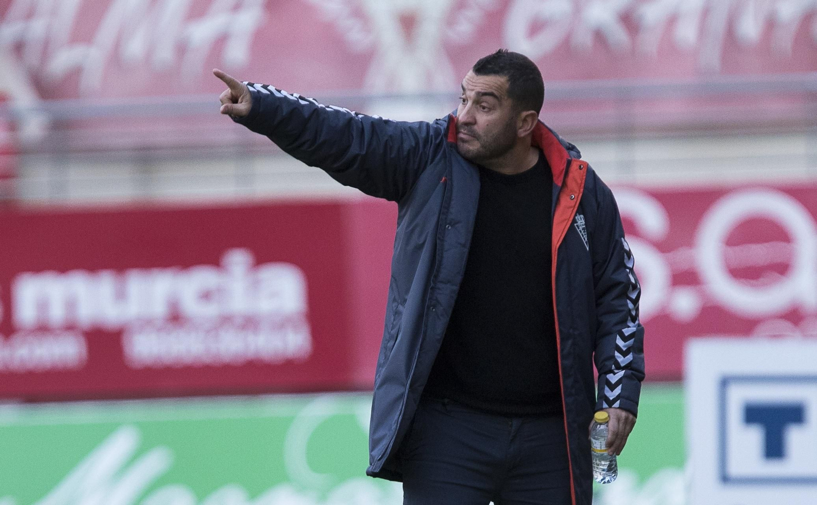 Adrián Hernández da instrucciones desde la banda del Enrique Roca.