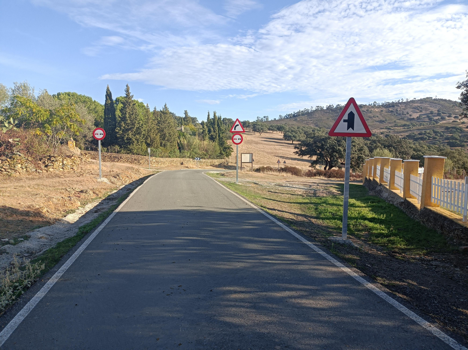 Cruzamos la carretera y bajamos por la derecha.