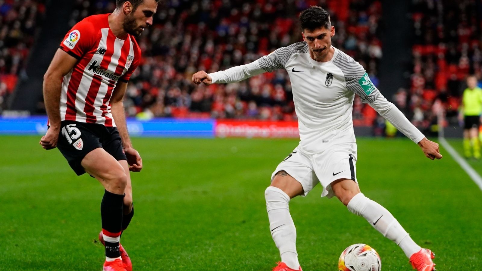 Carlos Neva pone un centro ante Lekue