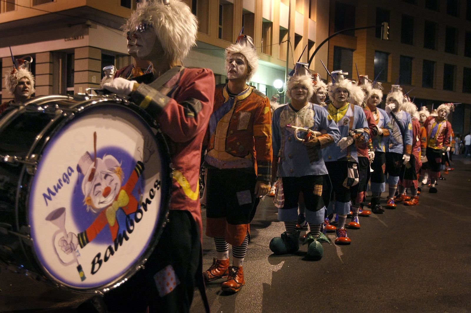 La murgab tinerfeña ‘Los bambones’ durante su participación en Cádiz en 2012 con motivo de la Capitalidad Iberoamericana del Carnaval.
